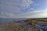 Ein wirklich netter Strand hier. Die ersten Meter im Wasser steinig und danach eine ziemlich breite und tiefe Rinne. Und gut zu bewaten war das hier auch. Und tatsächlich gab es einen Minifisch, sowie ein paar zaghafte Anfasser. Wahrscheinlich auch eher die Kinderstube. Ich habe die Strecke einmal durchgefischt, konnte einen schönen erblinkerten Fisch bei einem Dänischen Kollegen bestaunen und beschloss dann, dass wir nochmal ein paar andere Stellen anschauen sollten.