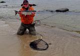 Natürlich war den beiden "Strandläufern" nicht entgangen, dass ich einen netten Fisch verhaftet hatte. So konnte Timo ein paar Bilder schiessen.