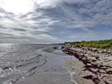 im Nachhinein betrachtet, gab es da einiges an Gründen. Da war zunächst einmal der Wind. Natürlich ein rein mentales Problem mit 6 Bft. aus Südsüdwest. Hausstrand fiel also schonmal aus. Ab an die Ostküste. Beachcast kann ich......also Klamotten an und runter ans Wasser.....