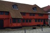 Tolle Altstadt, mit einigen historischen Bauten. Nett anzusehen. Nach einem Marsch bis runter zum Hafen und zurück, war es nun aber doch an der Zeit, endlich das Haus „einzunehmen“.