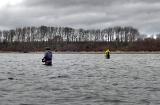 Nachdem ich ein paar Schritte ohne großartiges „Gewedel“ gemacht hatte, beobachtete ich meine Mitstreiter, die inzwischen etwas weiter in der Bucht standen. Timo hatte bis dahin ebenfalls einen Fisch abhaken können und ein paar Kontakte gehabt und Jens hatte Kontakte, von denen aber bisher noch keiner kleben geblieben war. Zeit für einen Ortswechsel.