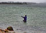 Leider heute noch etwas schwieriger, da der Wind weiter gedreht hatte und nicht nur von der falschen Seite kam, sondern auch das Wasser ziemlich eingetrübt hatte. Immer schön rückwärts über die rechte Schulter…..