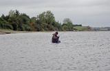 Hardi pulte Knoten, anstatt zu fischen.....und wenn die Fliege im Wasser war, dann interessierte sich nicht ein Fisch dafür.....