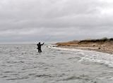 Mittag….. offene Küste….. immer einen Versuch wert. Und gerade jetzt sowieso. Wasserstand noch weiter gestiegen, erste Rinne inzwischen schon fast in „zweiter Reihe“. Leichter Zug im Wasser, leichte Trübung….. besser geht nicht. Fisch, oder wenigstens Kontakt? Leider Fehlanzeige.