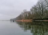 Auf dem Rückweg dann nochmal eine ganz andere Idee. Den ganzen Tag Wind und Welle, vielleicht bringt ja etwas Windschatten den Fisch. Am Wasser dann allerdings….. Ententeich und klares Wasser, wie aus dem Wasserhahn zu Hause. Wir haben eine Stunde versucht die Fische zu verführen, waren bei jedem „Krautanfasser“ elektrisiert, mussten aber letztendlich als Schneider die Heimfahrt antreten.