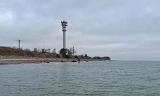 Sehr bekannter Spot und, bis auf eine kurze Begegnung mit zwei Kollegen auf dem Parkplatz, ein heute, zumindest bis jetzt, auch recht einsamer Strand. Auf unserem Weg zur abwechselungsreichen rechten Seite der Bucht fiel uns auf, dass in der Bucht in den letzten Monaten wohl etwas mehr an Struktur "gewachsen" war. Warum nicht einfach mal einen Versuch wagen. Der niedrige Wasserstand ermöglichte es uns, die vorgelagerten dunklen Bereiche recht einfach mit der Fliege zu erreichen.