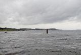 Anschliessend beackerten wir das Riff ziemlich ausgiebig. Die Würfe gingen gegen den Wind, um die rechte Kante auf Fische zu "durchsuchen", an der Riffspitze nach "draussen" und zurück Richtung Strand - endlich mit "normalen" Würfen - immer one step, one cast. Und dann kam eine Art Albtraum. Direkt im Spülsaum zeigte sich ein guter silberblanker Fisch im Sprung....mehrmals an gleicher Stelle...... Jens machte Wurf um Wurf, wechselte sogar die Rolle - intermediate Schnur und Brenda am Ende - aber nichts passierte. Ausser weiterer Sprungeinlagen der - geschätzten - 70er und auch einigen anderen Fischen passierte nicht wirklich viel. Wir probierten so ziemlich alles aus, wechselten uns ab mit der Position, fluchten und schimpften. Mir sprang ein Fisch gefühlt fast in den Schusskorb......Zeit woanders anzusetzen