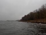 Hoher Wasserstand, Wassertemperatur 8,5°C, Lufttemperatur 7°C,Wind von rechts vorne, dauerhafter Nieselregen. Beachcasting war angesagt. Ging zwar ab und zu auch "vorwärts", aber immer wieder auftretende plötzliche Windböen machten das Ganze nicht so ganz ungefährlich.