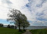 .... nun.... nicht mit mir. Urlaub war eingereicht, es wurde kurzentschlossen eine Unterkunft gebucht und ab auf die Insel. Am frühen Samstagvormittag auf dem Weg zum ersten Spot. Von "oben" schonmal ein interessanter Ausblick. "Unten" angekommen leider eine Strecke, die mit vier Mann schon gut besetzt war....... kein Ding. Fahr ich einfach ein paar Kilometer weiter....