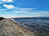 Schon öfter hatte ich hier zumindest mal geparkt und auf‘s Wasser geschaut. Aktiv die Strecke befischt – war heute ne Premiere. Auch hier mal wieder eine ausgeprägte Rinne gleich nach dem Spülsaum und kurz dahinter eine Sandbank. Im Wasser war gut Zug. Parallel zum Strand konnte man fast die Garnele driften lassen. Leider war aber kein Fisch vor Ort. Auf dem Rückweg zum Parkplatz habe ich dann ein paar Smolts aufgescheucht, die in einem Entwässerungsgraben und dem dazugehörigen Rohr unter dem Strandweg einfach verstecken spielten. Wahrscheinlich waren auch die kleinen Grundeln im Wasser ein Grund sich hier aufzuhalten.